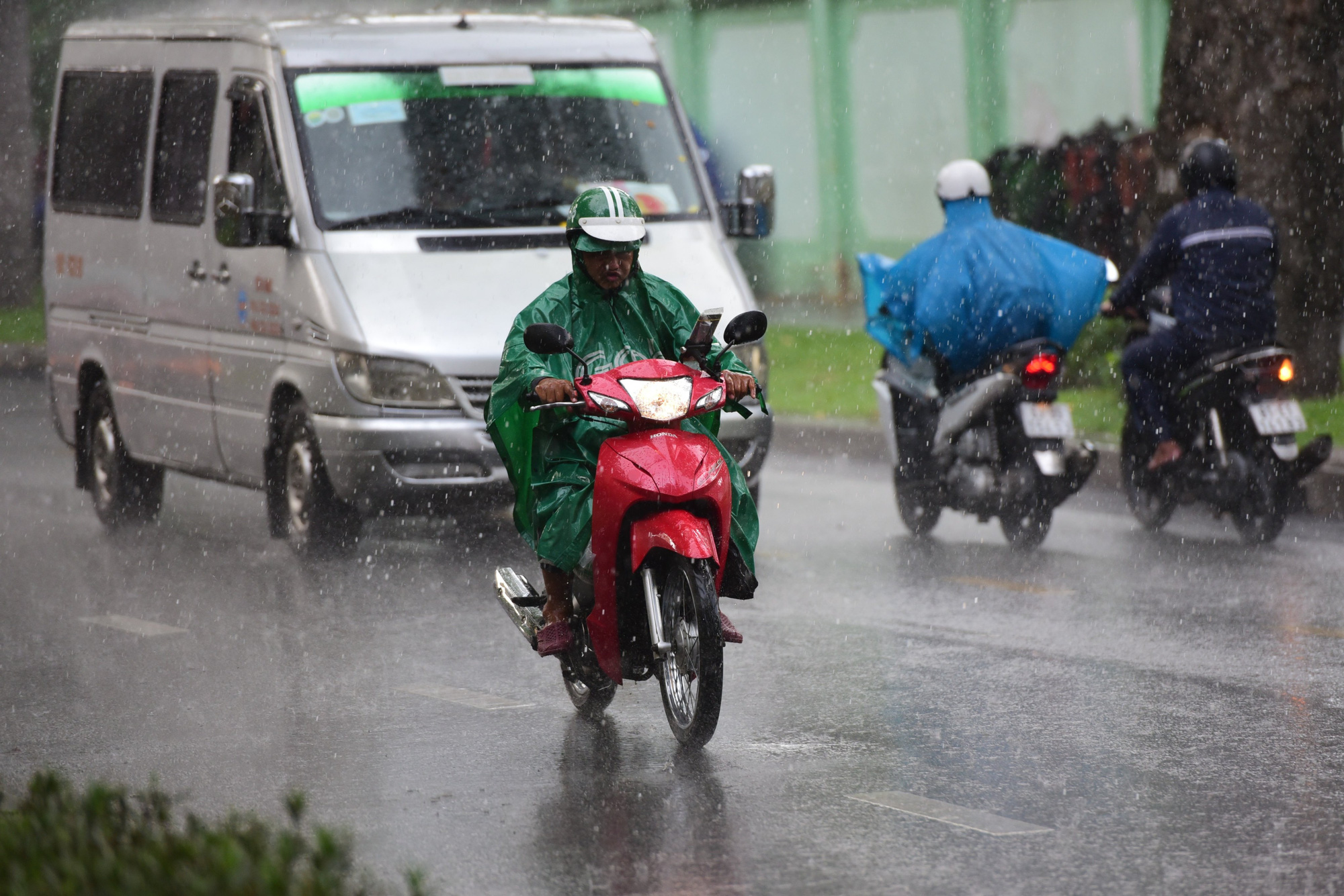 Nhiễu động ngoài biển đang vào đất liền, thời tiết TP.HCM khả năng mưa cuối năm - Ảnh 1.