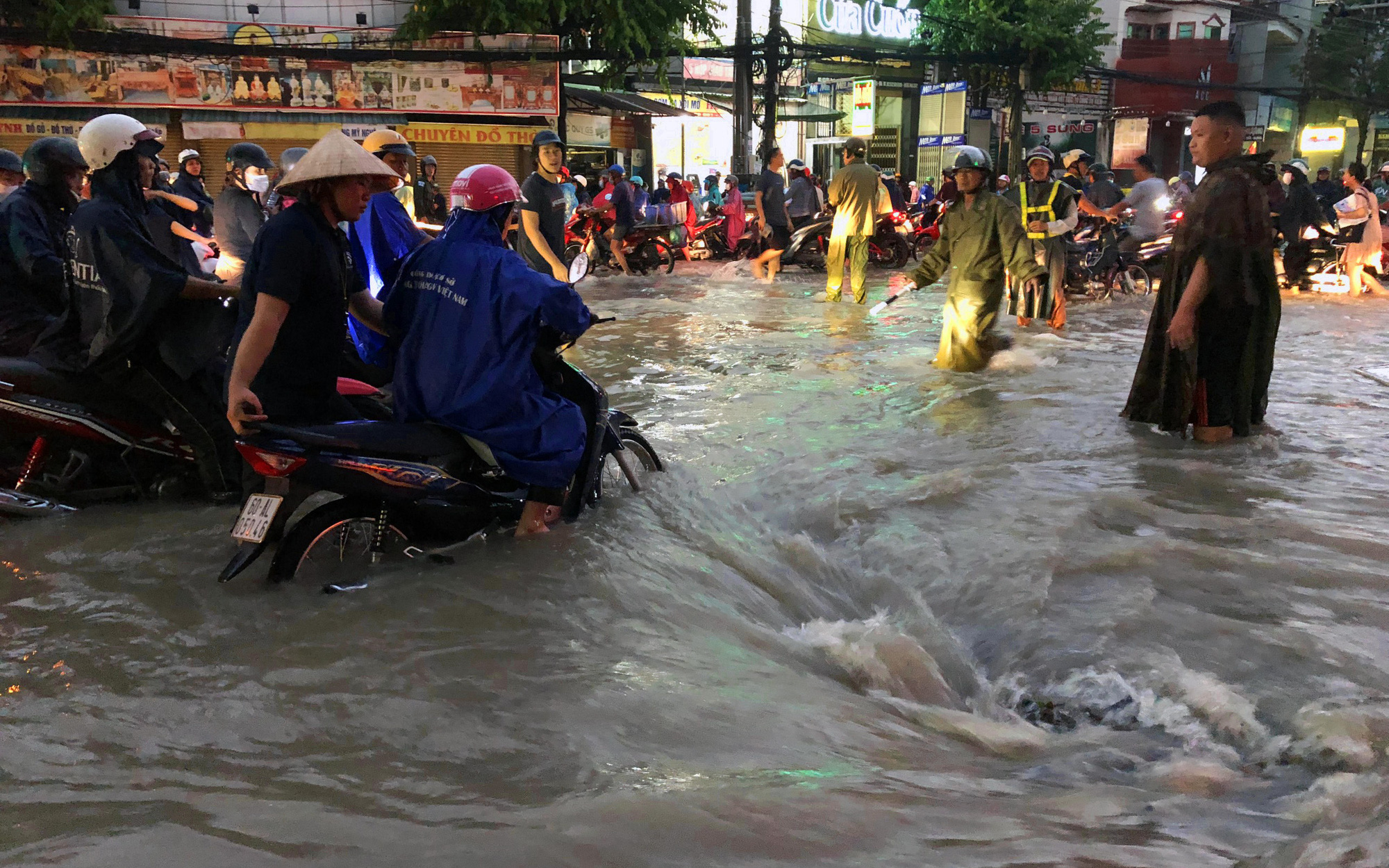 Dự án chống ngập hơn 23 tỉ đi vào hoạt động, ‘rốn ngập’ Biên Hòa vẫn lênh láng nước- Ảnh 3. Đường ngập như sông, xoáy nước