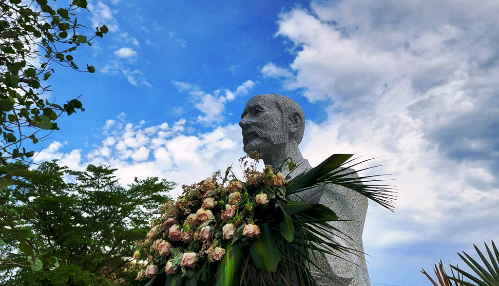 Tượng bác sĩ Alexandre Yersin (1863-1943) vừa được đặt tại bệnh viện mang tên ông ở Khánh Hòa - Bệnh viện đa khoa Yersin Nha Trang - Ảnh: PHAN SÔNG NGÂN 