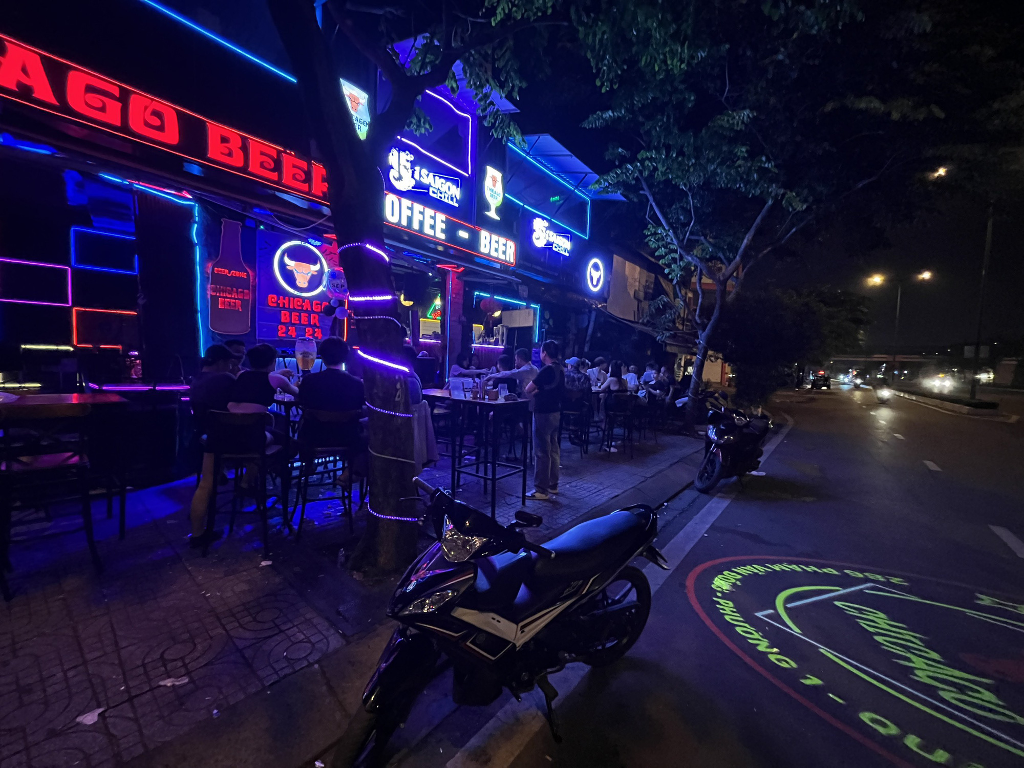 Hàng loạt quán trên đường Phạm Văn Đồng mở nhạc xập xình bị xử lý - Ảnh 2.