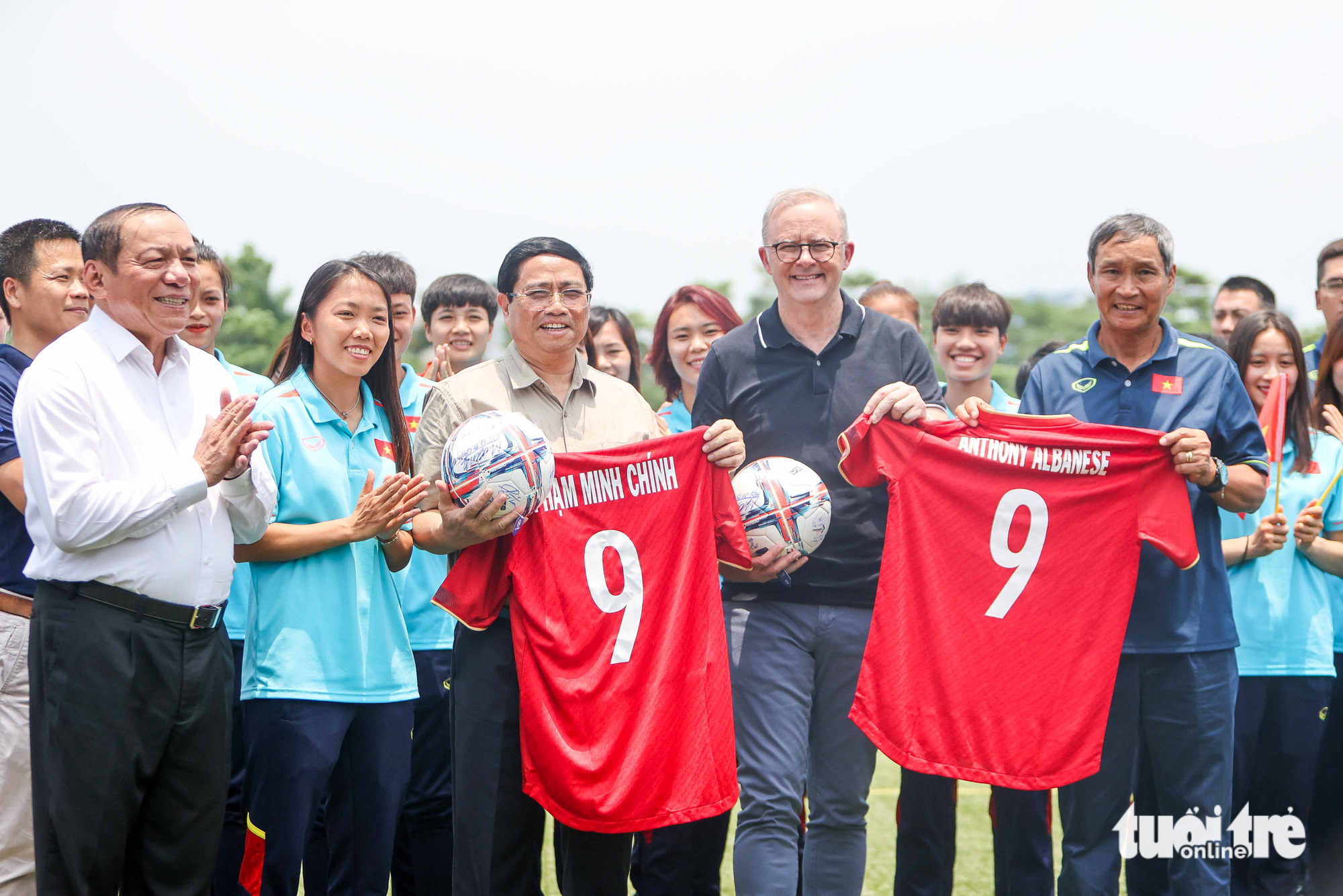 Thủ tướng Phạm Minh Chính và thủ tướng Úc gặp đội tuyển bóng đá nữ Việt Nam - Ảnh 1.