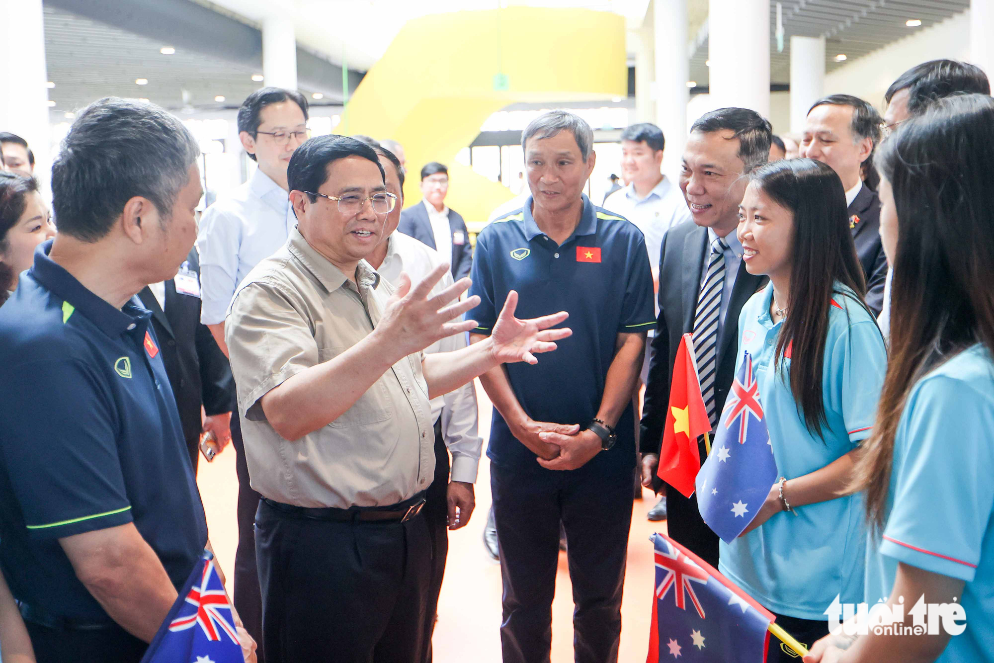 Thủ tướng Phạm Minh Chính và thủ tướng Úc gặp đội tuyển bóng đá nữ Việt Nam - Ảnh 3.