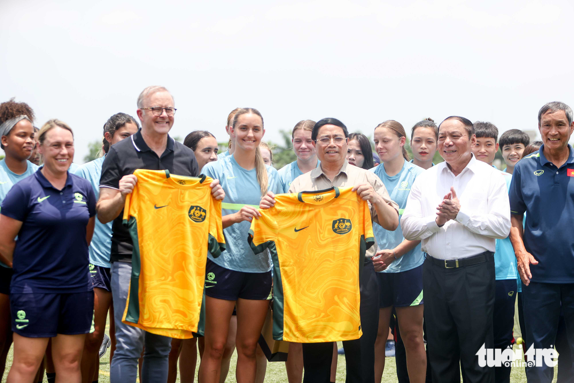 Thủ tướng Phạm Minh Chính và thủ tướng Úc gặp đội tuyển bóng đá nữ Việt Nam - Ảnh 5.