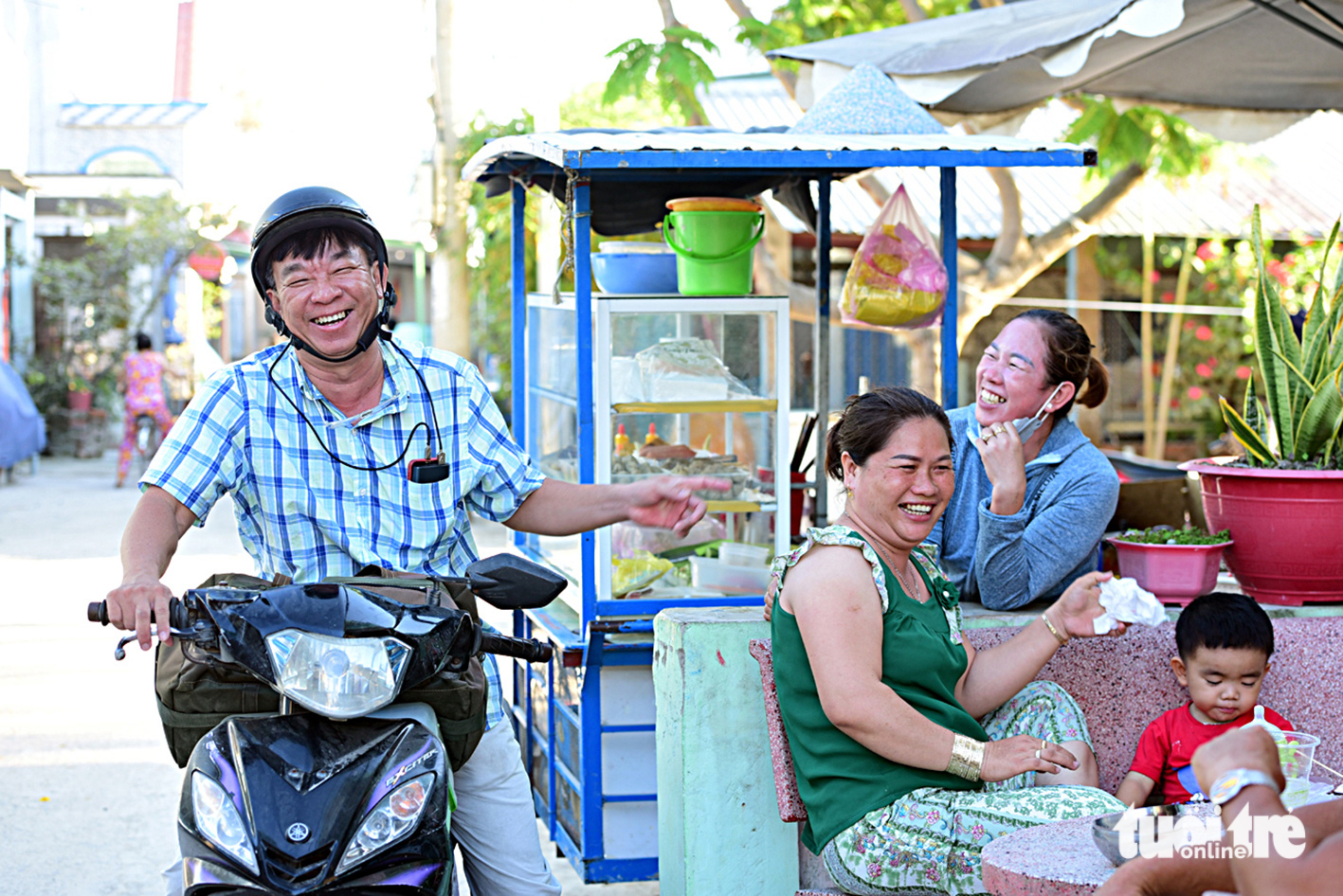 Khi được hỏi về bác sĩ Trường, người dân ở đây nói trìu mến: “Bác sĩ Trường hả? Ông là người nhà của cả đảo này đó