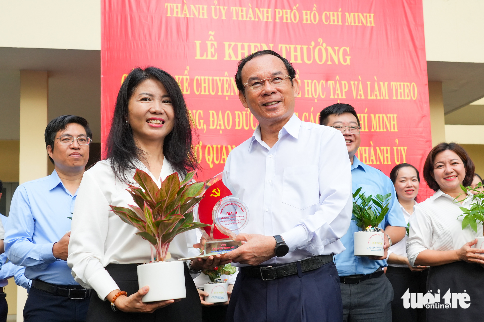 Bí thư Thành ủy Nguyễn Văn Nên khen thưởng gương kể chuyện dưới cờ - Ảnh 4.