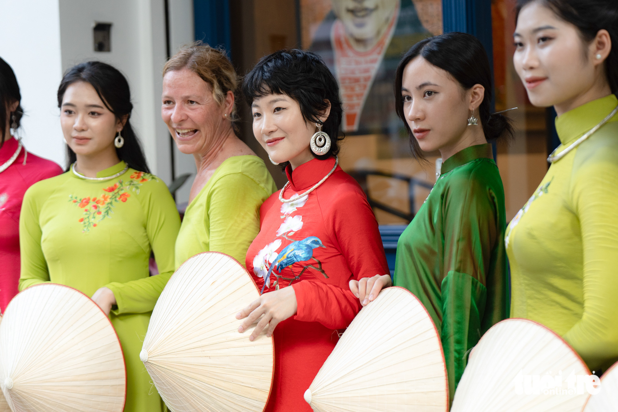 Khách nước ngoài thích thú với áo dài, nón lá Việt Nam - Ảnh: QUÝ ĐẠT
