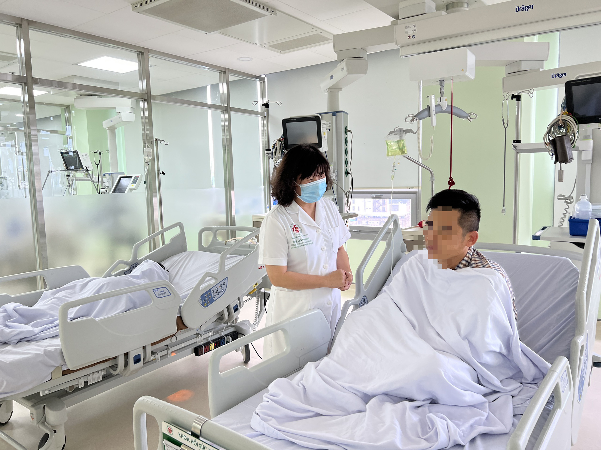 Sức khỏe hai cha con hôn mê khi ngủ trong ô tô hiện ra sao? - Ảnh 1.