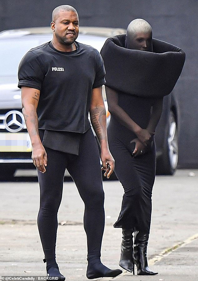 Kanye West và vợ mới gây sốc với thời trang kỳ quặc - Ảnh 4.