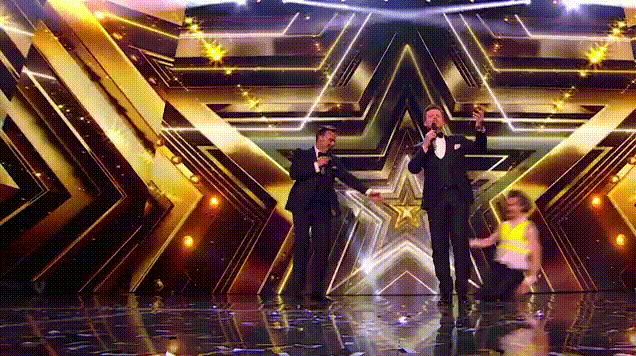 MC Britains Got Talent bị tân quán quân xô ngã vào đêm chung kết - Ảnh 1. MC Britains Got Talent bị tân quán quân xô ngã vào đêm chung kết - Ảnh 1.