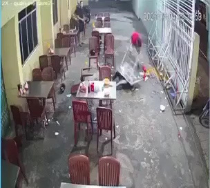 Một người phụ nữ bị đánh dã man tại quán ăn ở Cà Mau - Ảnh 1.
