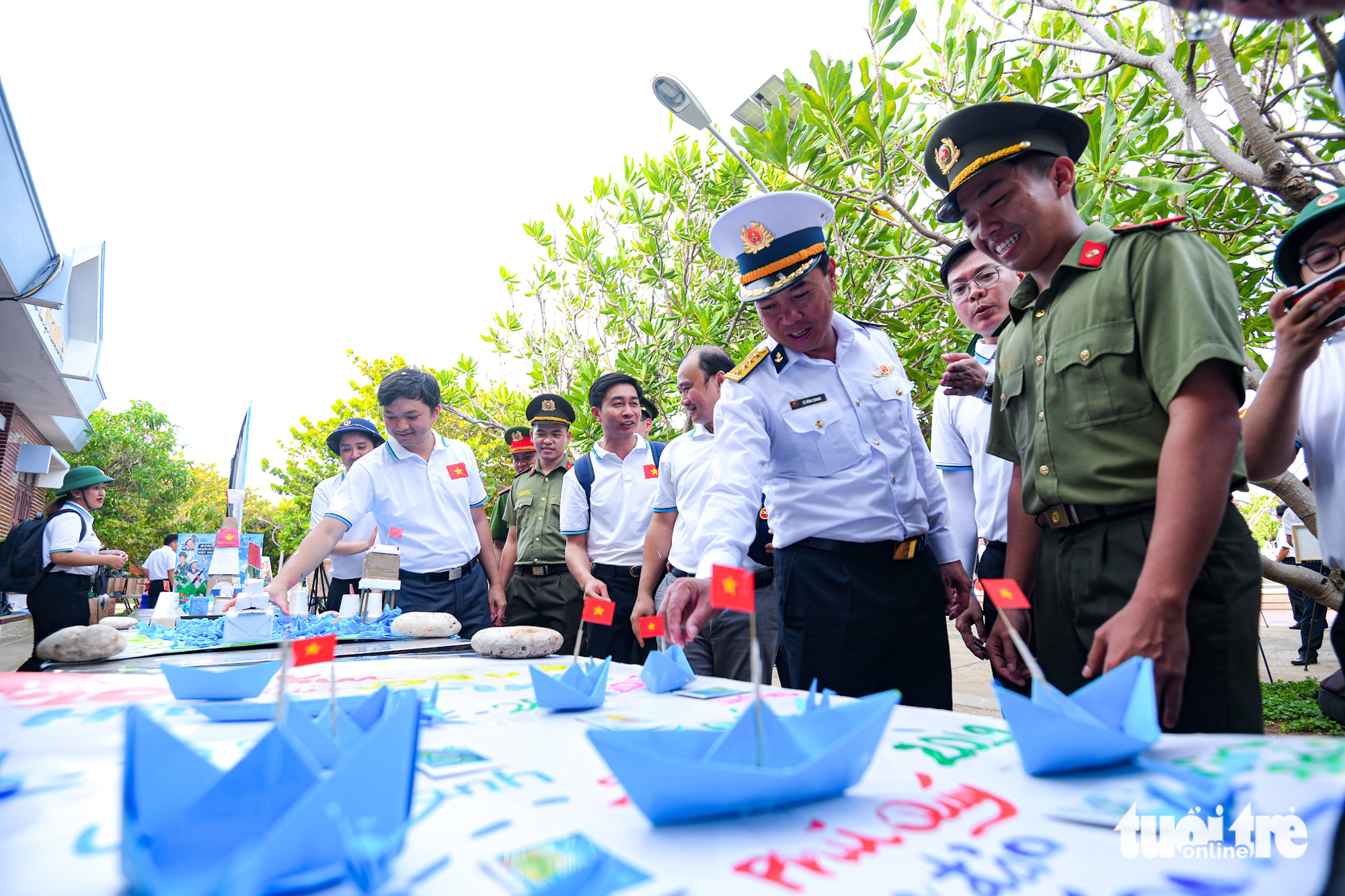 Nhiều mô hình, tác phẩm nghệ thuật sáng tạo thể hiện vẻ đẹp, tình yêu biển, đảo Việt Nam được các bạn sinh viên thực hiện bằng những vật liệu sẵn có