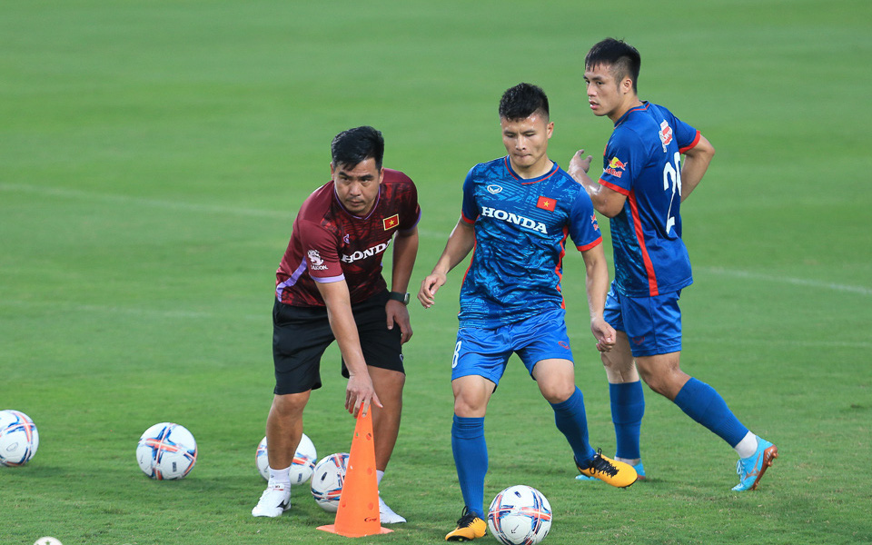 Quang Hải tập buổi đầu tiên cùng tuyển Việt Nam sau khi chia tay Pau FC