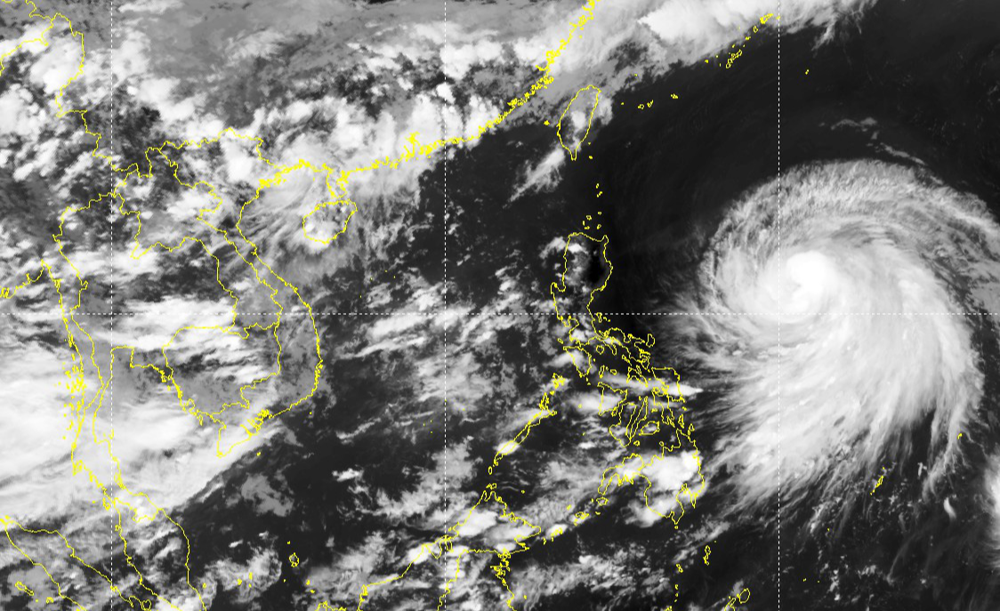 Từ ảnh mây vệ tinh có thể nhìn rõ bão Guchol đang hoạt động ở ngoài khơi Philippines - Ảnh: NCHMF