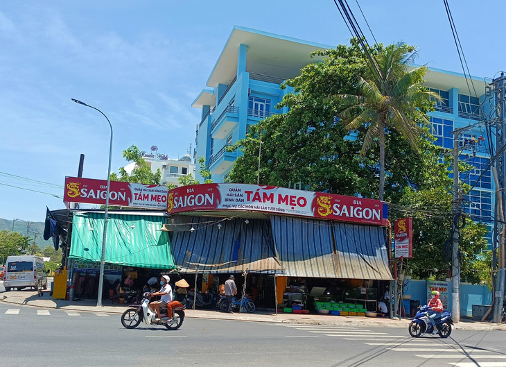 Nhóm nhân viên quán hải sản ở Nha Trang đánh khách có dấu hiệu cố ý gây thương tích - Ảnh 1.