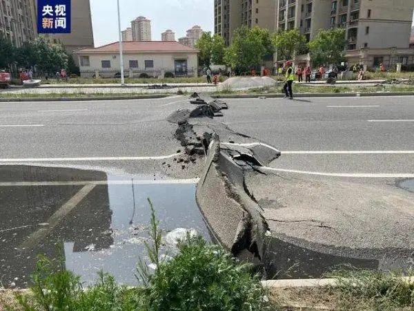 Trung Quốc sơ tán nhiều nhà cao tầng vì đường phố có nứt lớn - Ảnh 1.