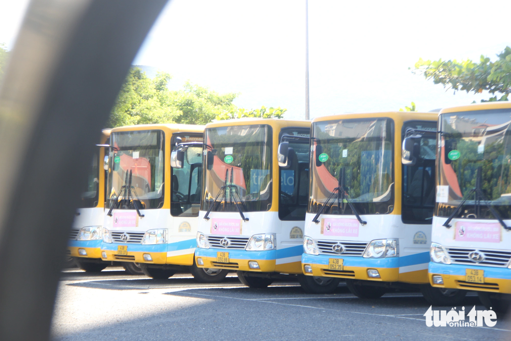 Xe buýt Đà Nẵng lại nằm bãi ở bến xe Xuân Diệu vào ngày 1-7 - Ảnh: TRƯỜNG TRUNG