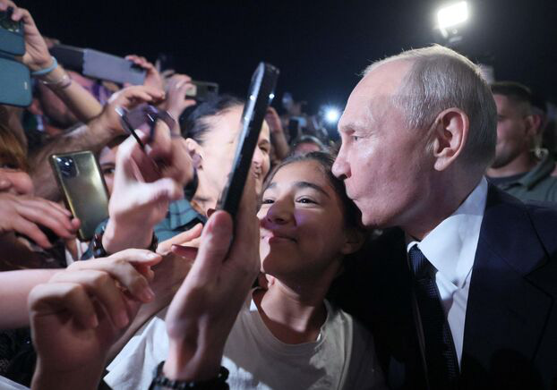 Ngay sau cuộc nổi loạn được giải quyết, hình ảnh ông Putin xuất hiện gần gũi với dân chúng được đăng tải trên truyền thông để cho thấy sự ủng hộ của người Nga với nhà lãnh đạo của mình - Ảnh: AFP