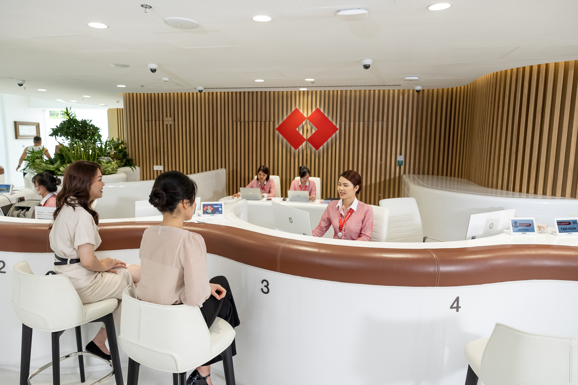 Techcombank Private の純資産 100 万米ドルを超える顧客向けの優先銀行サービスは顧客から大きな関心を集めている - 写真: BT
