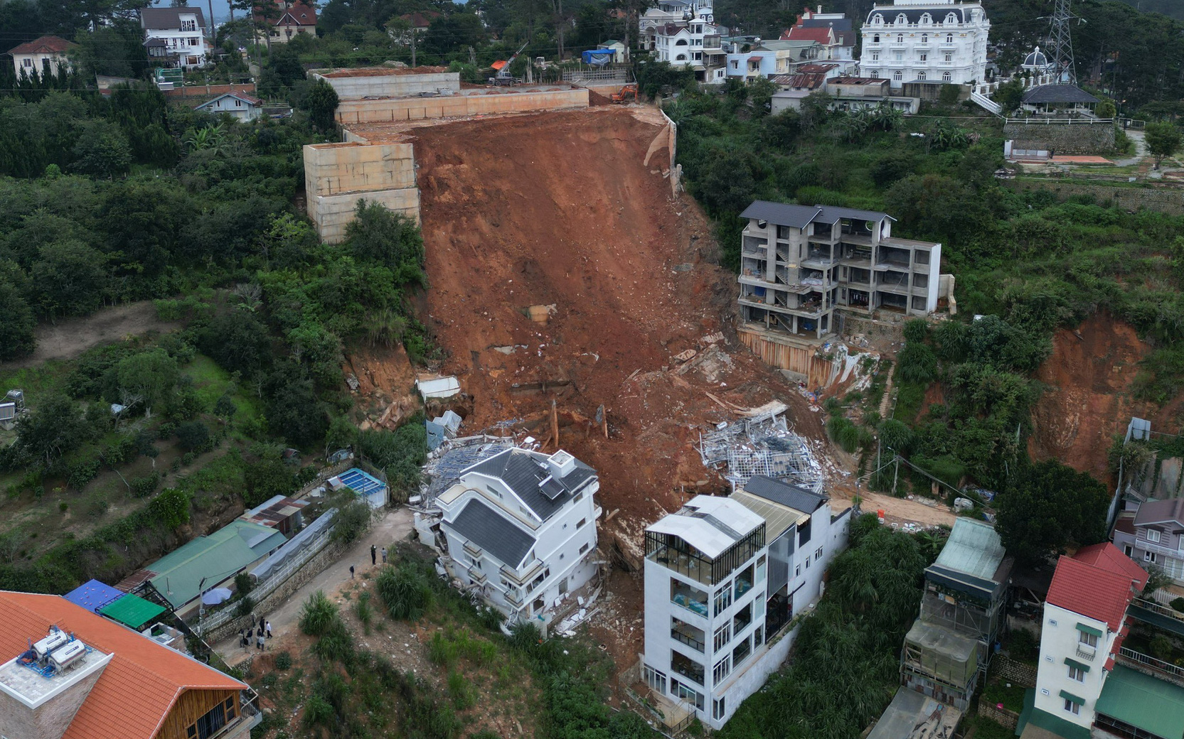 Vụ sạt lở đất 2 người chết ở Đà Lạt: Chủ đầu tư quá tham, thi công quá sai