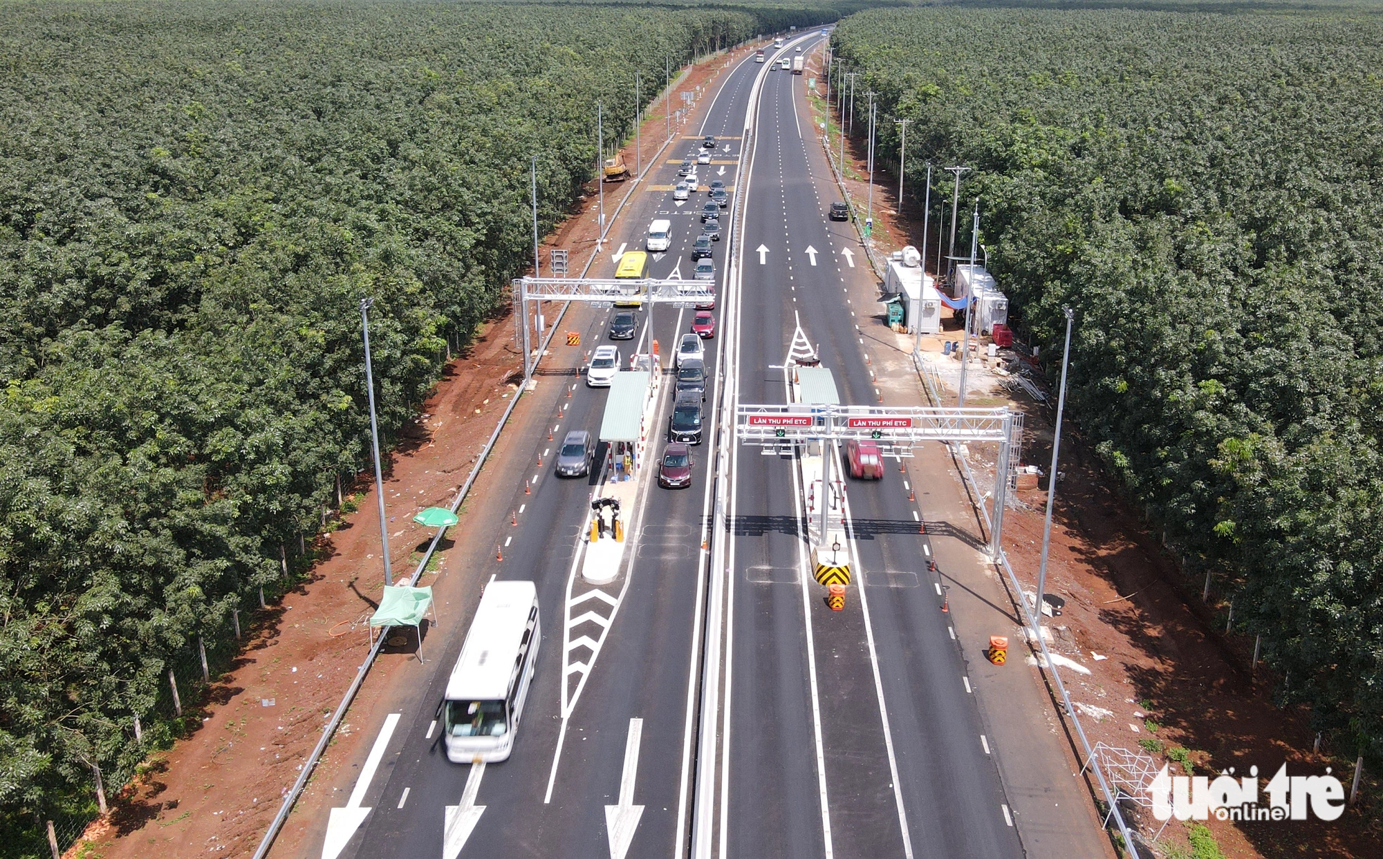 Mỗi ngày, hơn 15.000 lượt xe qua lại trên cao tốc Phan Thiết - Dầu Giây. Còn những ngày cuối tuần trên 20.000 lượt - Ảnh: ĐỨC TRONG 