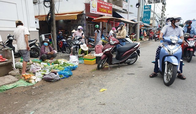 Các chợ tự phát tại TP.HCM - Ảnh: N.TRÍ