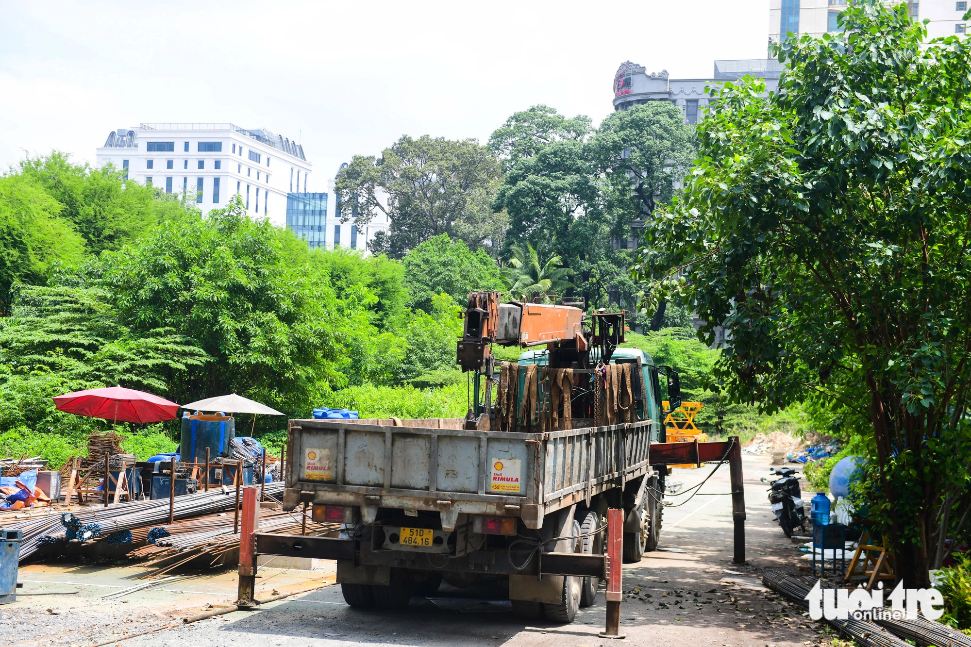 Đến năm 2016, tổng mức đầu tư nhà thi đấu Phan Đình Phùng nâng lên với gần 1.954 tỉ đồng, tăng gần gấp đôi so với ban đầu. TP cũng tính toán bù thêm cho nhà đầu tư các khu đất 3-3 bis Phan Văn Đạt (quận 1), khu đất 181 đường Điện Biên Phủ (quận Bình Thạnh) và khu đất số 72/2B đường Võ Văn Ngân (TP Thủ Đức)