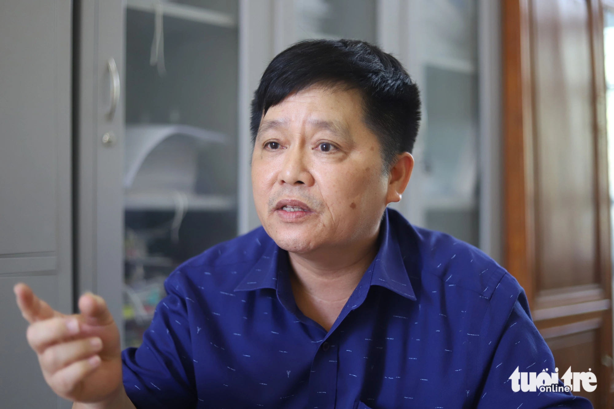 Ông Nguyễn Văn Trọng trao đổi xung quanh những lùm xùm vụ đấu giá 23 lô đất - Ảnh: DOÃN HÒA