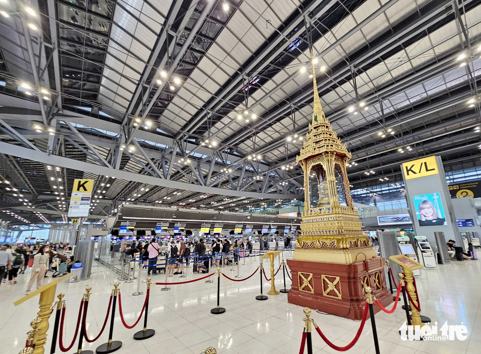 ปัจจุบันสนามบินสุวรรณภูมิมีผู้โดยสารล้น ดังนั้น ประเทศไทยจึงได้สร้างสนามบินดาวเทียมซึ่งเชื่อมต่อกับสนามบินหลัก  ในอนาคตประเทศไทยจะขยายสนามบินนานาชาติแห่งนี้ต่อไป - รูปภาพ: NGOC HIEN