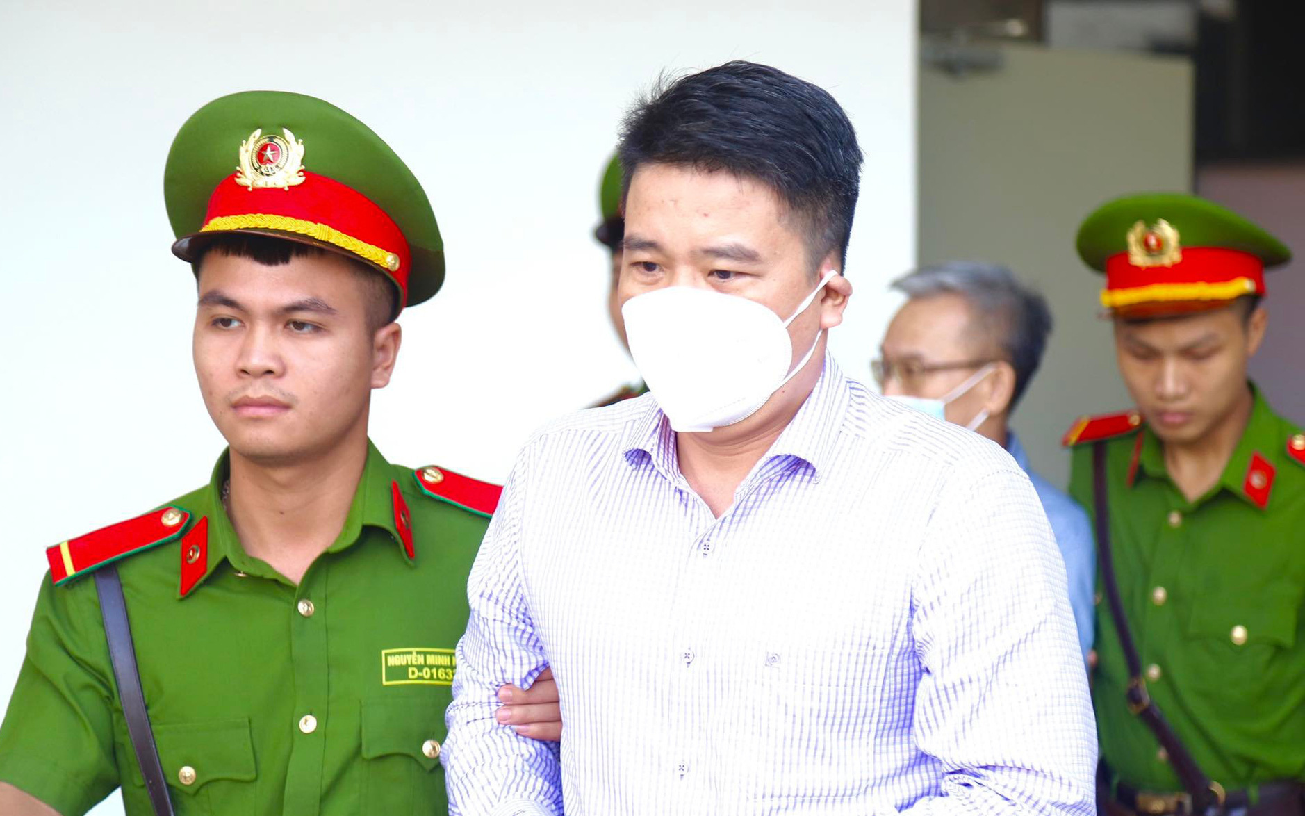 Nữ giám đốc lừa đảo chuyến bay giải cứu khai: Bị cáo ngu dốt, nợ nần...- Ảnh 3. Vụ chuyến bay giải cứu: Cựu phó chủ tịch Quảng Nam nghĩ không phải tiền ngân sách nên nhận