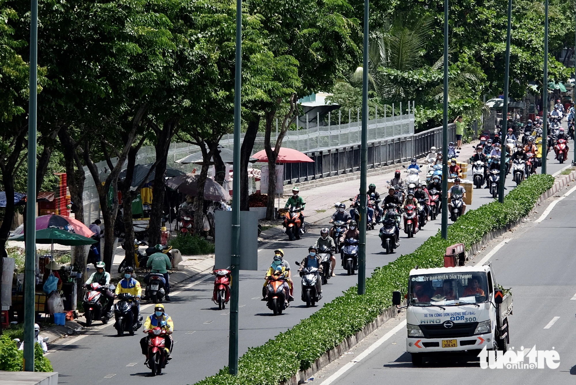 Date Rac TP.HCM lắp rào chắn dưới dạ cầu chặn tình trạng lấn chiếm, đổ và đốt ...