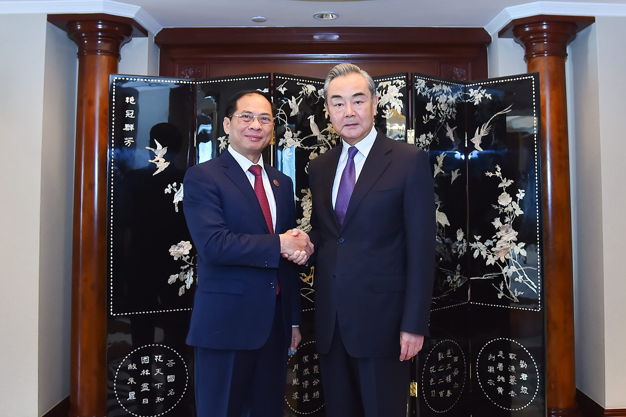 ASEANと中国、東海でCOCの第2読会を完了 - 写真2。 7月13日、ブイ・タイン・ソン外相(左)とブオン・ギ氏と会談 写真:外務省提供