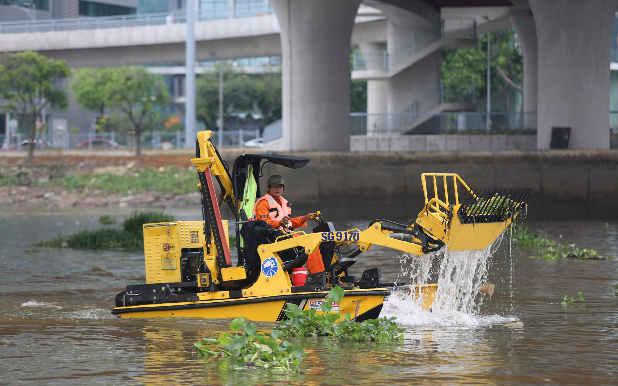 TP.HCM chi hơn 8,5 tỉ đồng vớt rác trên sông Sài Gòn bằng các thiết bị hiện đại