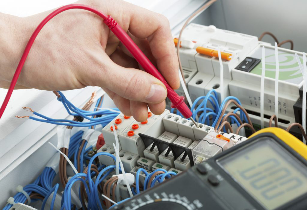 Nhân viên bảo trì điện cần am hiểu về các thiết bị điện - Ảnh: Internet.