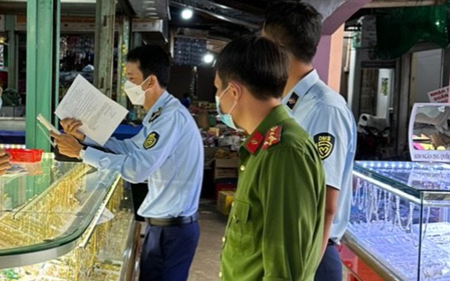 Hải Phòng bắt lô ngà voi số lượng lớn ngụy trang bằng cách sơn đen- Ảnh 2. Bốn doanh nghiệp bị xử phạt nặng vì kinh doanh sản phẩm từ ngà voi