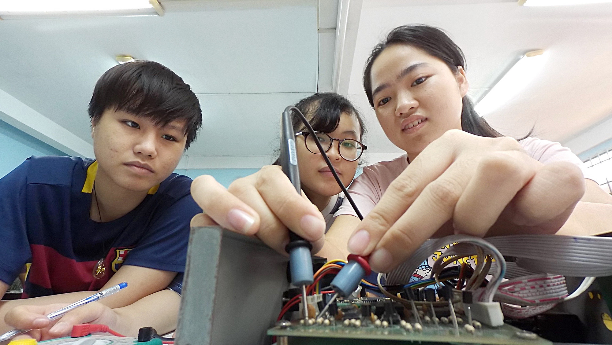 Chạy đua vào thị trường vi mạch 215 tỉ USD - Ảnh 2. Sinh viên khoa điện - điện tử Trường ĐH Bách khoa (ĐH Quốc gia TP.HCM) trong giờ thực hành - Ảnh: NHƯ HÙNG