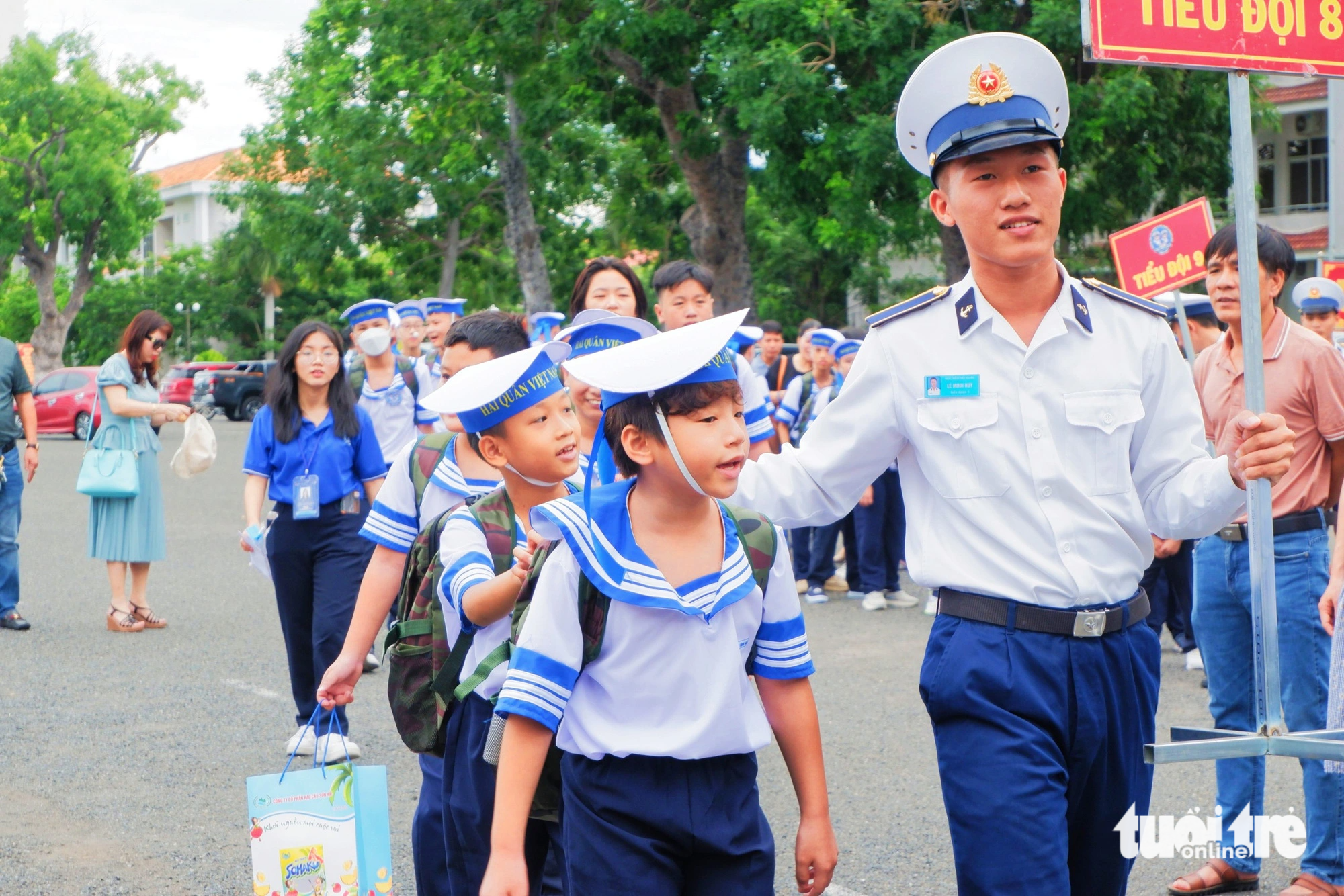 Mỗi tiểu đội sẽ có cán bộ, giảng viên giám sát, chỉ dạy các em trong từng hoạt động - Ảnh: TRẦN HOÀI