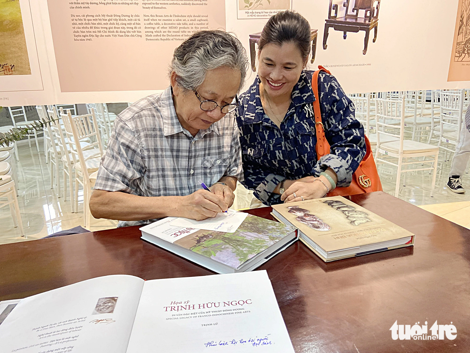インドシナの特別な美術遺産 - 写真 1。 著者のトリン・ルーは、読者向けに著書「画家トリン・フー・ゴック - インドシナ美術の特別遺産」(オメガ プラス アンド ファイン アーツ出版社)にサインをしました - 写真: T.DIUU