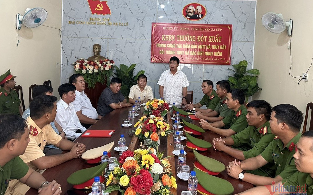 Khen thưởng các đơn vị, cá nhân bắt 3 nghi phạm khủng bố bị truy nã đặc biệt