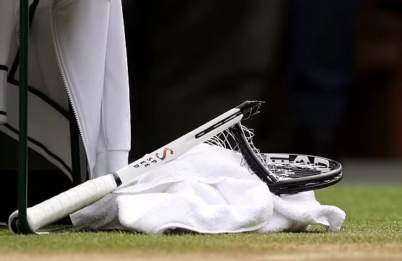 Chiếc vợt bị gãy của Djokovic - Ảnh: DAILY MAIL