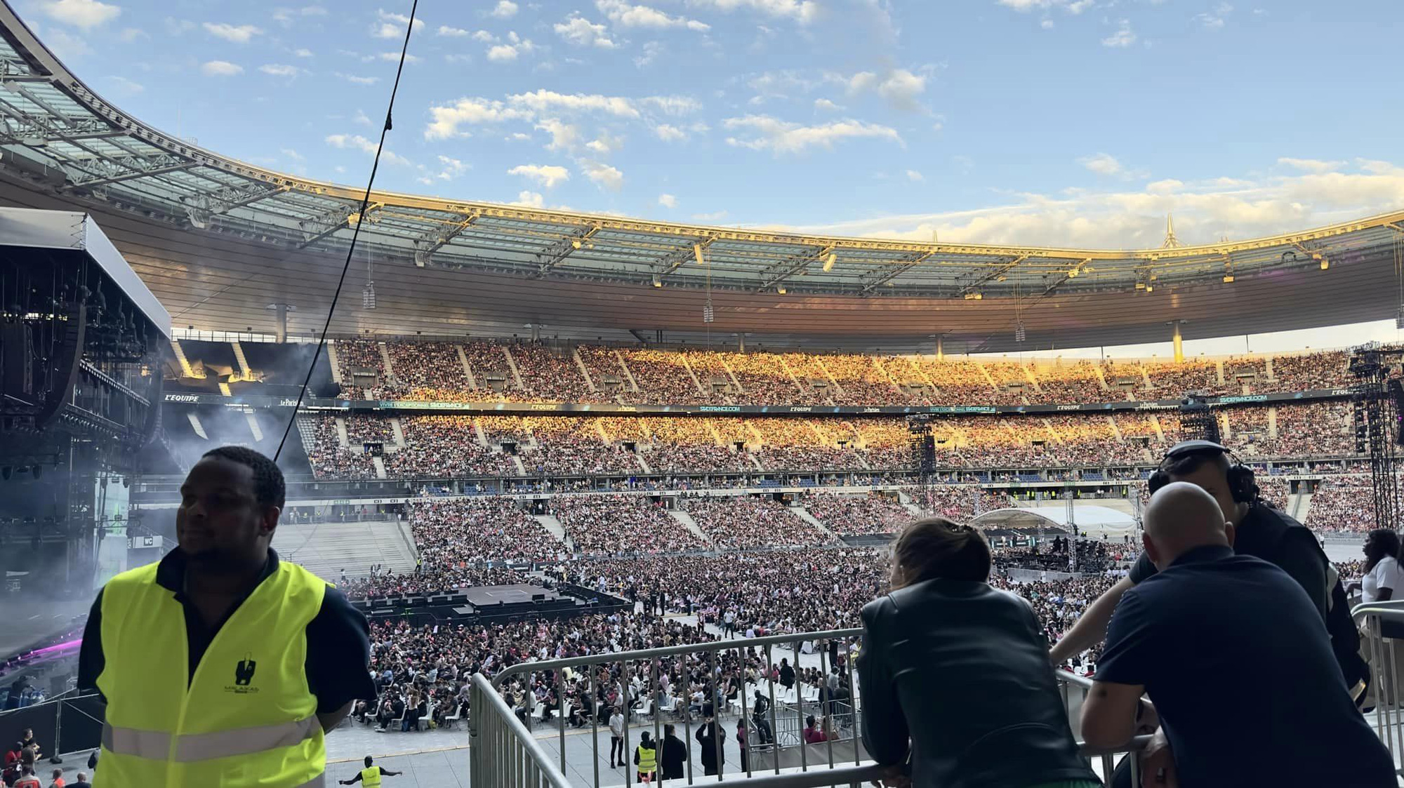 エンターテインメント ニュース 7 月 17 日: ホンヌン、フランスでの BlackPink ショーを称賛 - 写真 1。 BlackPink のショーが開催されるフランス、パリ最大のスタジアムの一角 - 写真: Facebook キャラクター