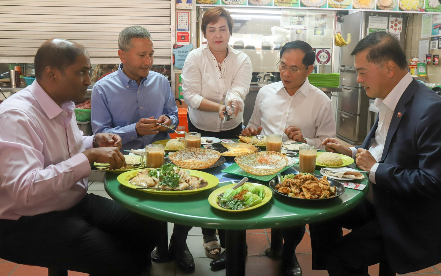 Hai bộ trưởng ngoại giao Việt Nam và Singapore cùng đi ăn quán bình dân của chủ người Việt