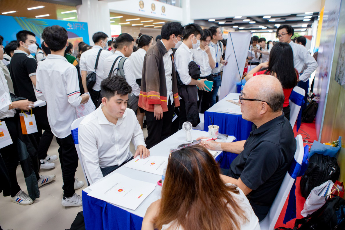 日本企業はヒューテックに来て、 学生が雇用主と直接話す