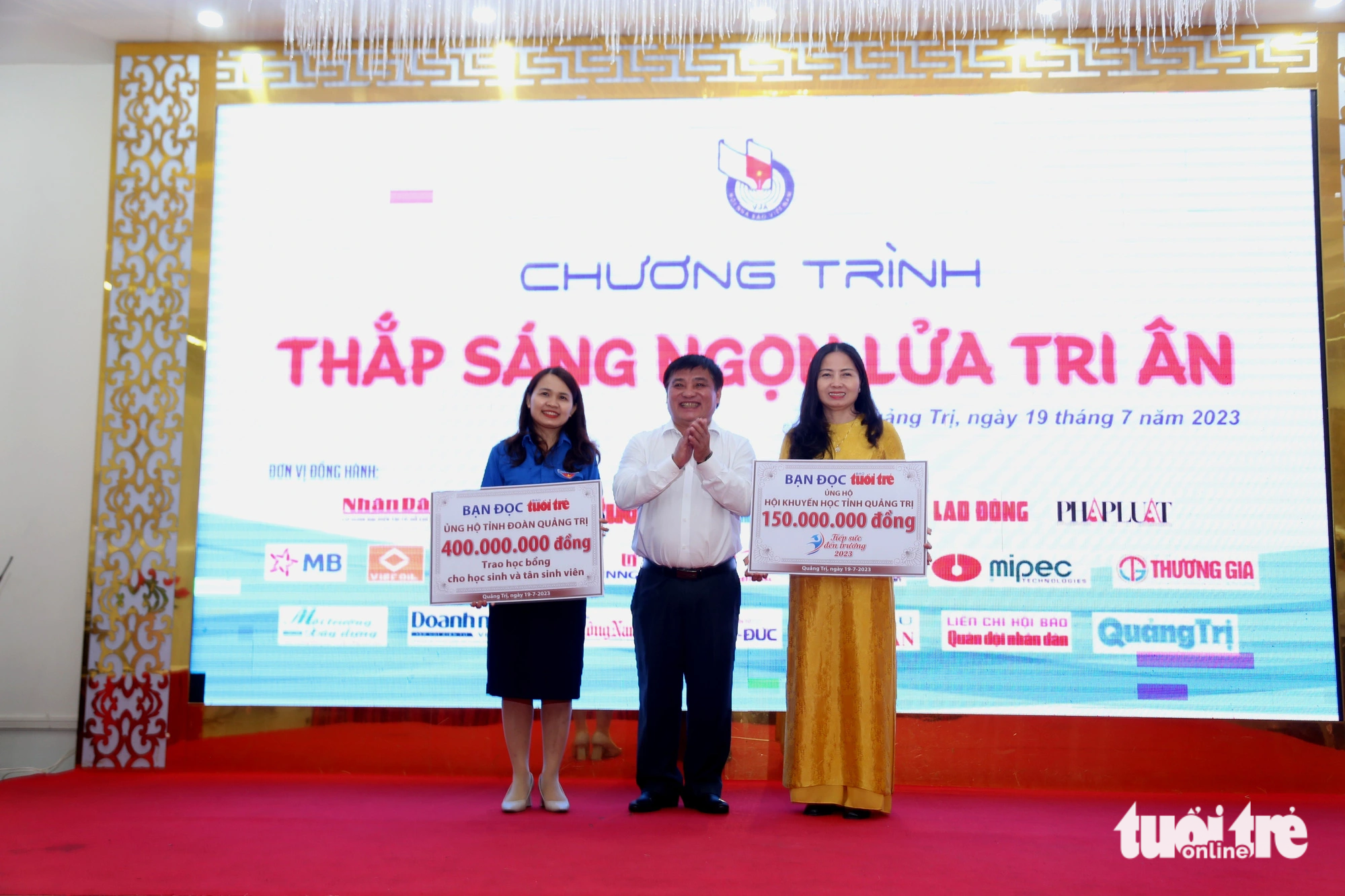 Ông Lê Thế Chữ, tổng biên tập báo Tuổi Trẻ, trao phần quà của bạn đọc báo Tuổi Trẻ đến Tỉnh Đoàn và Hội Khuyến học Quảng Trị trong chương trình Thắp sáng ngọn lửa tri ân - Ảnh: QUỐC NAM