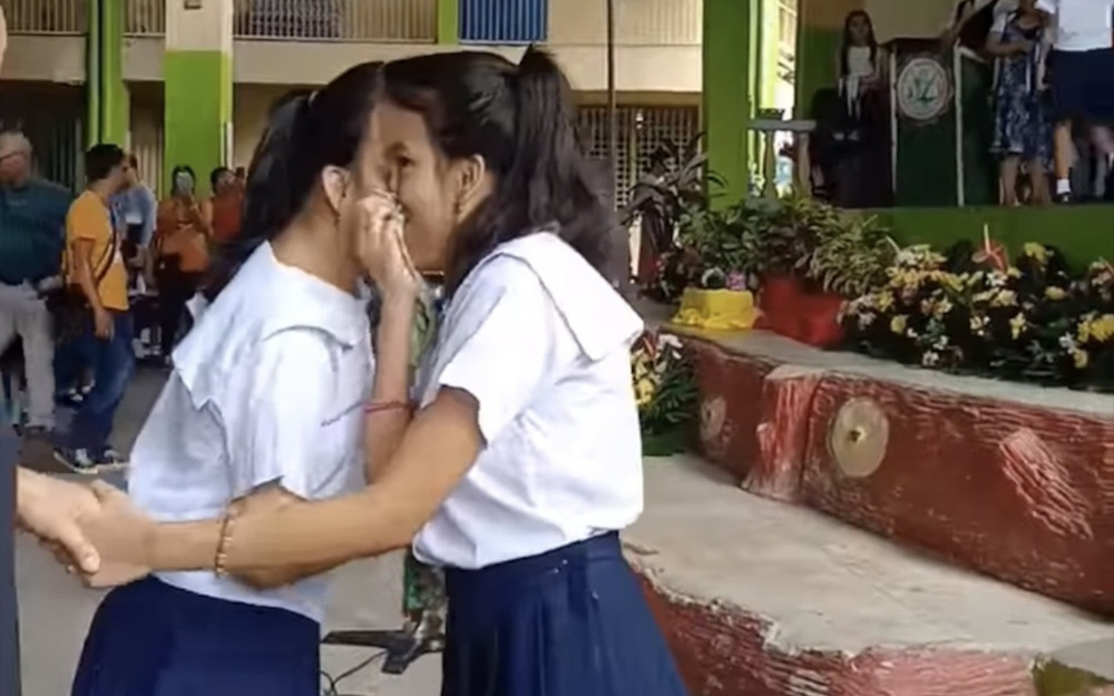 Khoảnh khắc cặp song sinh dính liền đầu nhận bằng khen "đốn tim" dân mạng