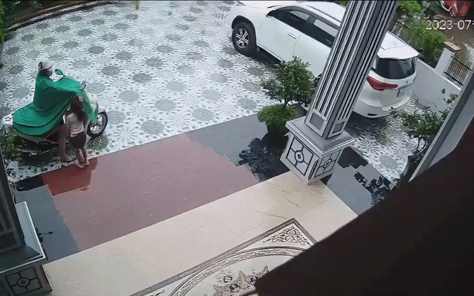 Ô tô điện dễ khởi động, học sinh tiểu học cũng 'lái' được- Ảnh 2. Đừng quên tắt xe máy trước khi cho con lên