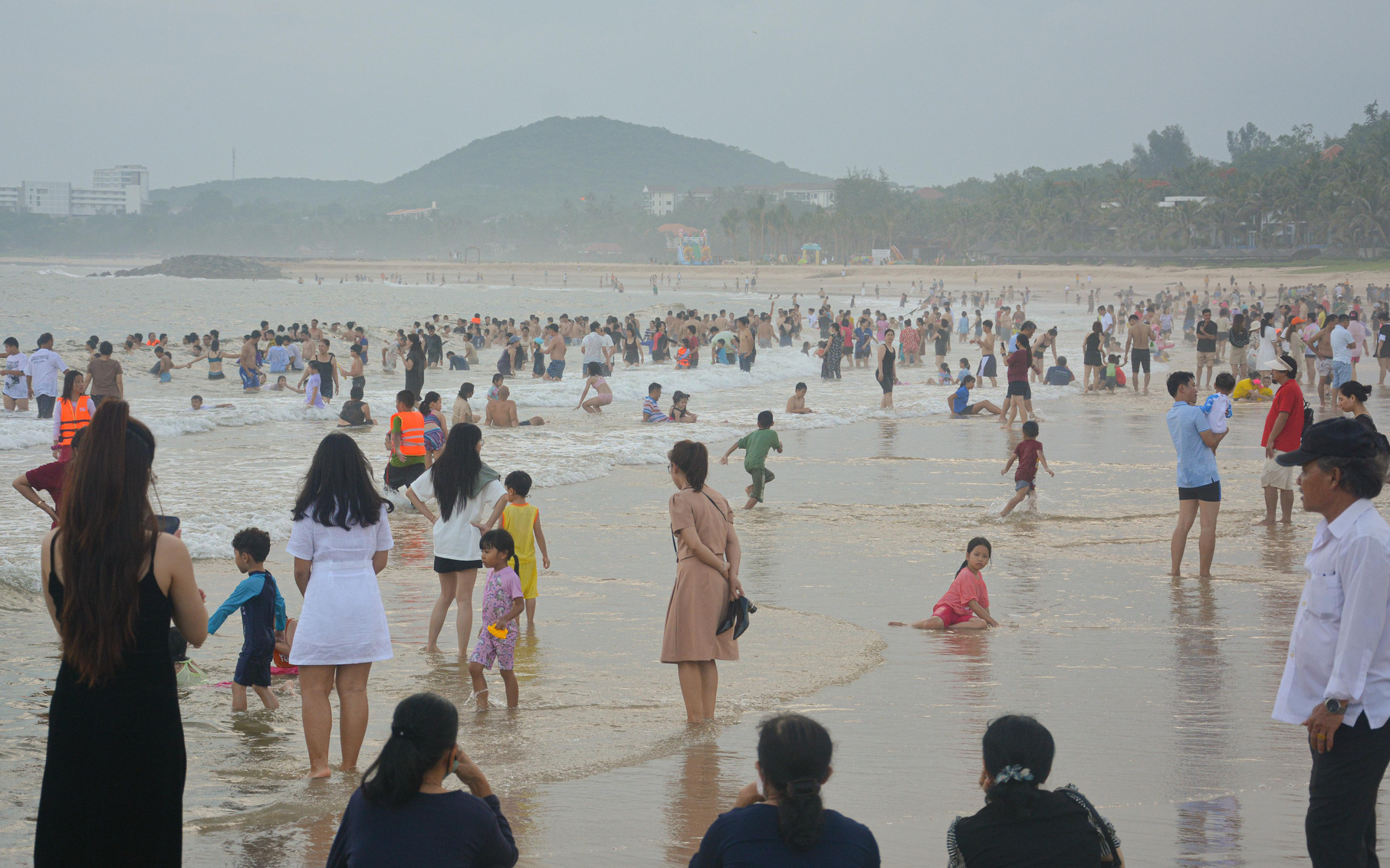 Hễ cuối tuần, du lịch Phan Thiết - Mũi Né lại "cháy phòng"