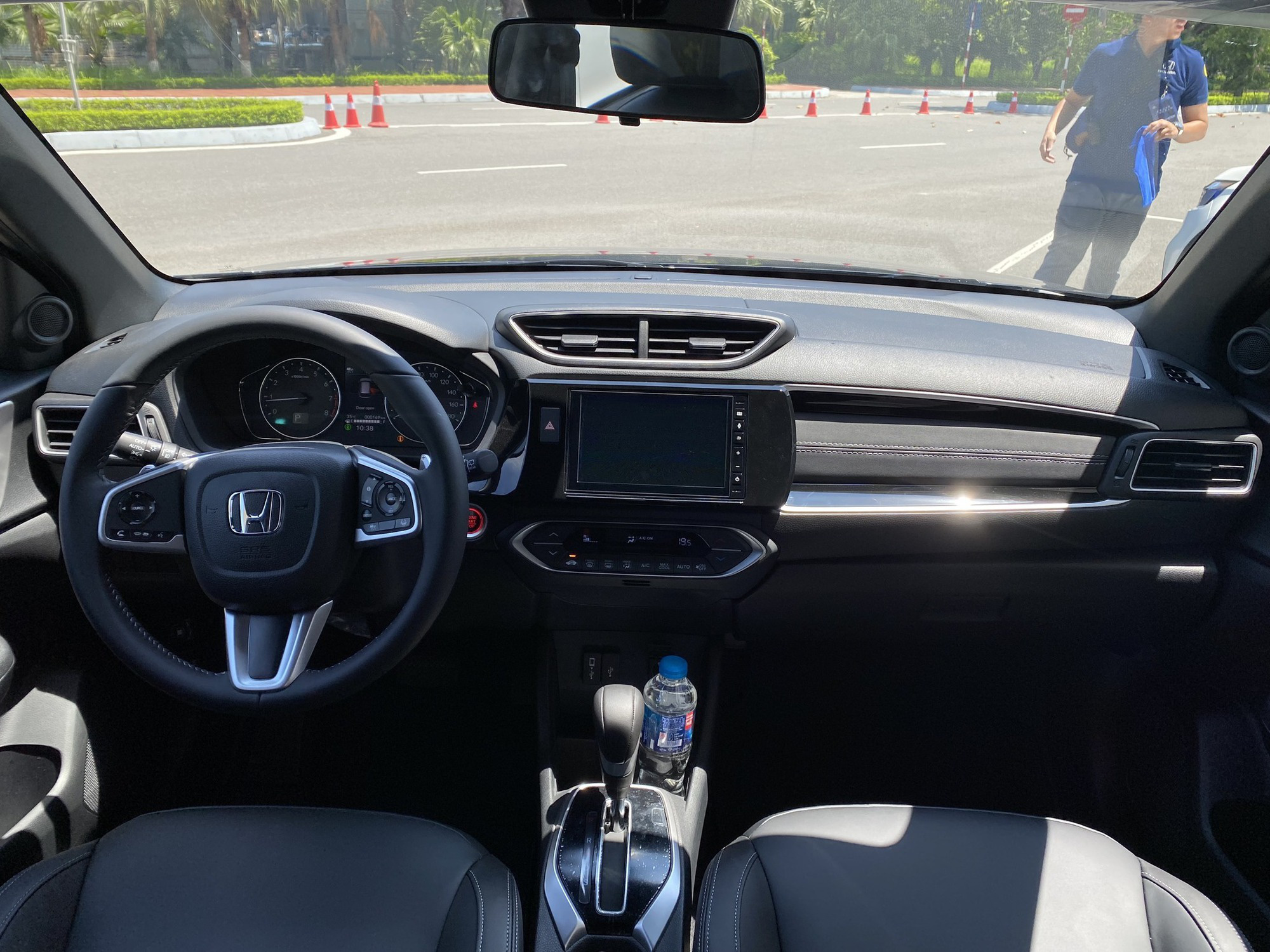 Ở bên trong, nội thất Honda BR-V có một số điểm tương tự CR-V như vô lăng và màn hình đặt thấp dưới cửa gió điều hòa. Một số trang bị tiện nghi đáng chú ý trên bản cao cấp (bản L) có ghế bọc da, màn hình cảm ứng 7 inch hỗ trợ Apple CarPlay/Android Auto, âm thanh 6 loa, đề nổ nút bấm, đề nổ từ xa, điều hòa tự động. Xe vẫn dùng phanh tay dạng cơ. Bản G thấp hơn chỉ có ghế nỉ và điều hòa chỉnh tay, không có đề nổ xe từ xa - 