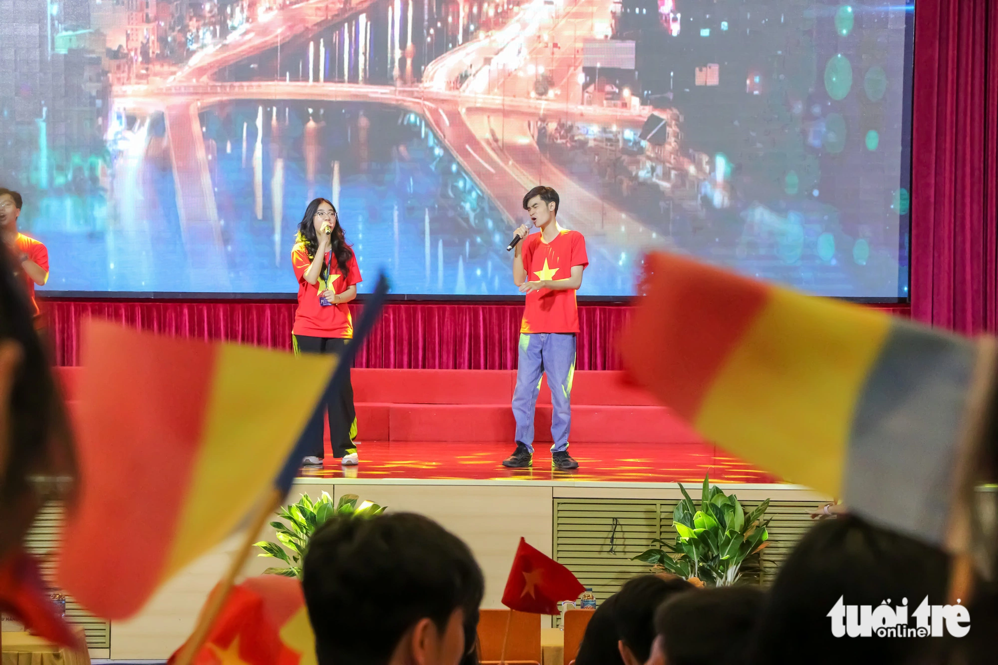 Các bạn trẻ Bộ Ngoại giao và Đại học Quốc gia Hà Nội cũng "đáp lễ" với các màn trình diễn gợi lên tình yêu quê hương, Tổ quốc - Ảnh: DUY LINH