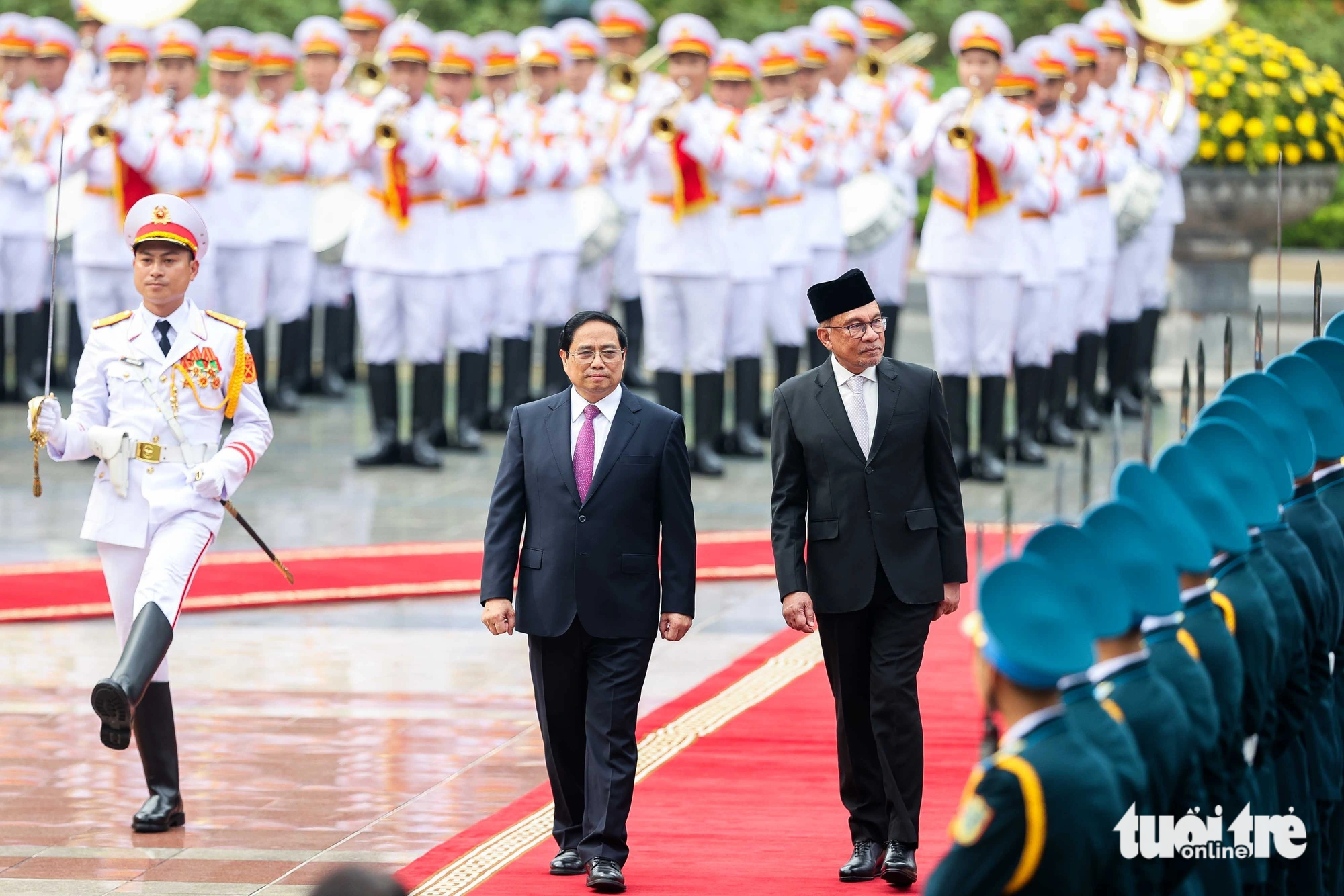 Thủ tướng Phạm Minh Chính và Thủ tướng Malaysia Anwar Ibrahim duyệt đội danh dự - Ảnh: NGUYỄN KHÁNH