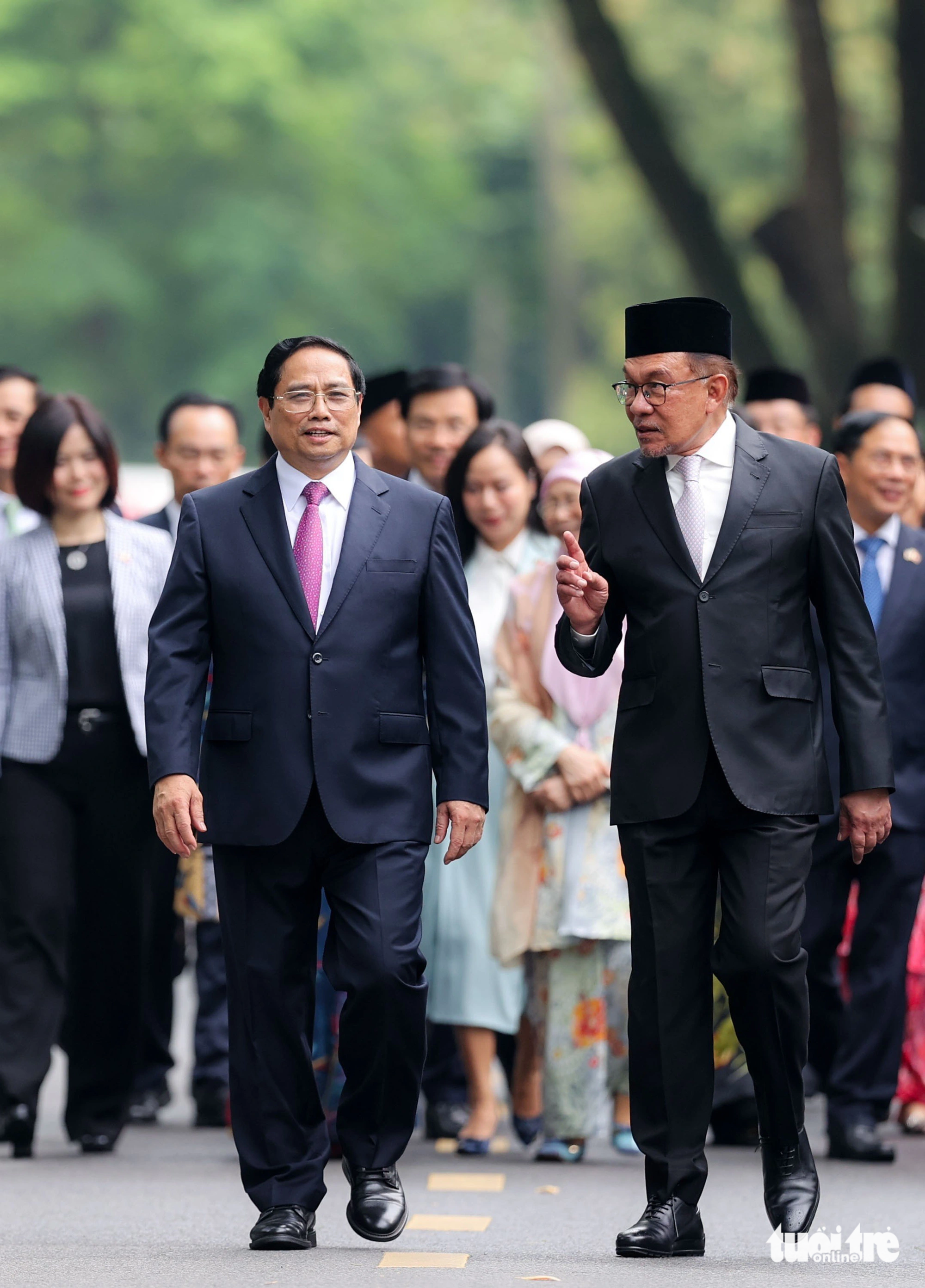 Thủ tướng Phạm Minh Chính và Thủ tướng Malaysia Anwar Ibrahim cùng đi bộ về nơi hội đàm - Ảnh: NGUYỄN KHÁNH